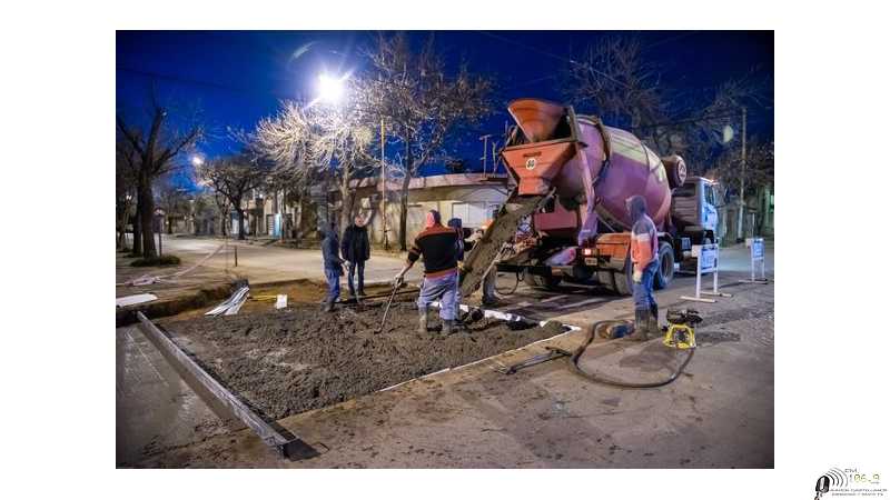 Esta mañana se realizaron trabajos de hormigonado en calle Rivadavia y Castelli