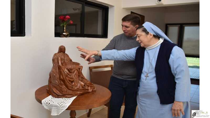 Pirola entregó Hna. Alicia Félix referente del Hospice La Piedad, entrega de la obra “La Piedad” tallada por Juan Carlos Nausneriz Arrieta