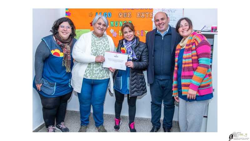Educación entrega de aporte económico a jardines de infantes VER OTRA FOTO MAS