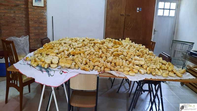 Gracias panadería La Victoria flia y empleados que todos los años donan más de 2000 pancitos que se reparten en San Cayetano