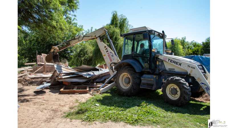 El municipio derribó una vivienda precaria instalada en un asentamiento