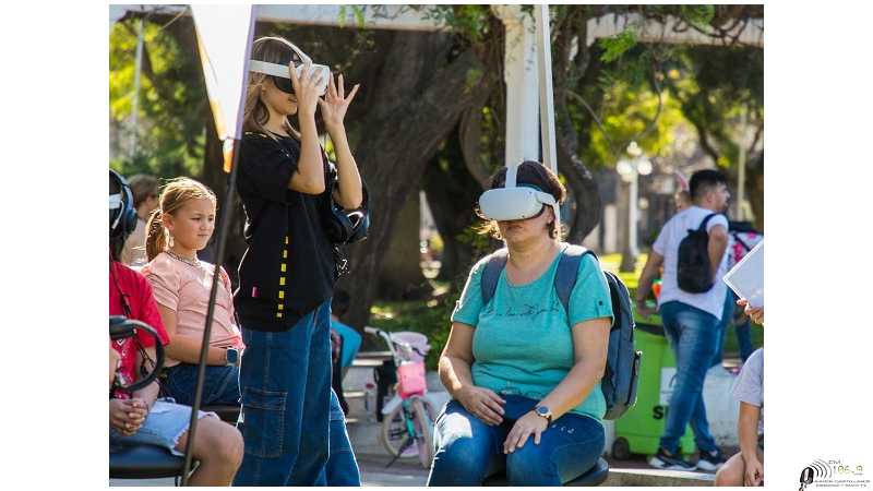 Este sábado, en Plaza San Martín, se llevará a cabo una experiencia inmersiva que conecta pasado, presente y futuro de Esperanza e invitan a recorrer espacios de la ciudad a través de la realidad virtual