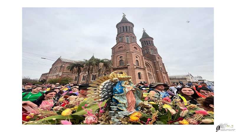 700 jóvenes que peregrinan desde Basilica Esperanza a Basílica Nuestra Señora de Guadalupe de Santa Fe (ver 10 fotos)