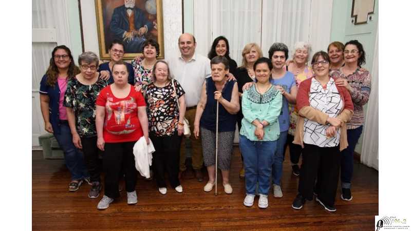 Ejemplo de compromiso Hoy tuve el honor de recibir a las chicas de Compromiso Hogar Beatriz Rava De Platinetti.