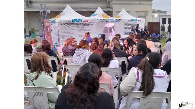 En la carpa Blanca se debatieron varios temas de la educación en estación del ferrocarril